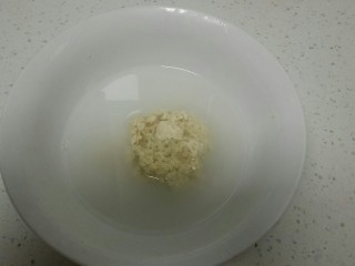 15、自制凉皮,加入清水。