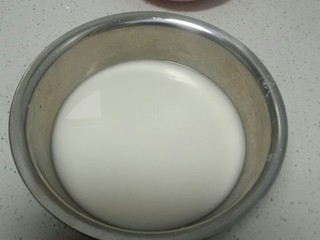 17、自制凉皮,所有的洗面水都过滤到盆里，静止3小时。