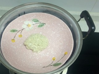 18、自制凉皮,锅中放入适量水，水开后放入面筋。