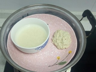 19、自制凉皮,蒸面筋时，可以放上一碗米，这样可以节约能源。