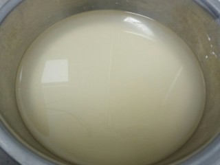 22、自制凉皮,3小时候后，看水分2层，上面是黄色的清水，下面是洗的面汁。