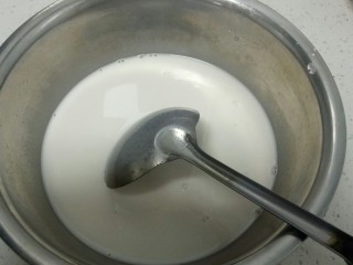 23、自制凉皮,把清水倒出。