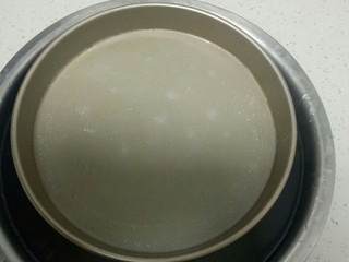 28、自制凉皮,把披萨盘拿到盛入凉水的盆中。