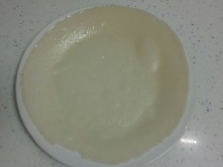 29、自制凉皮,待面皮晾凉撕起打入抹了油的盘子中，面皮上再抹油，以此类推，这个配方做了5张半。