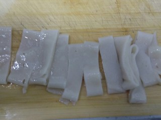 30、自制凉皮,对折切成自己喜欢的大小。