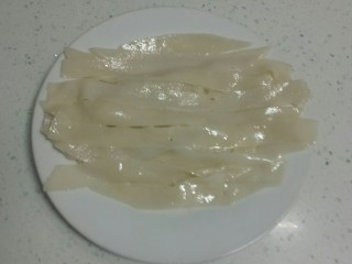 31、自制凉皮,盛入盘中。