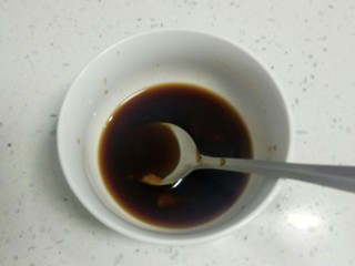 33、自制凉皮,取1小碗，根据自己口味加入上述调料，调成酱汁。