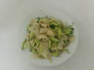 34、自制凉皮,均匀倒在面皮上搅拌均匀。