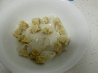 35、自制凉皮,再调一份有面筋的。