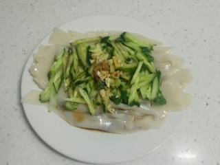 36、自制凉皮,加入黄瓜丝、蒜末，倒入调好的料汁。