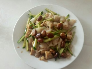 38、自制凉皮,撒上蚕豆点缀，这个配方看好调了2份。