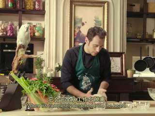 3、最浪漫的情人节特餐 米兰之吻,放到台面上不停搓揉，直至面团不沾台面，醒发静置5分钟