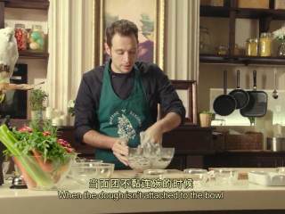 5、最浪漫的情人节特餐 米兰之吻,加入800g面粉混合，揉至面粉抱团