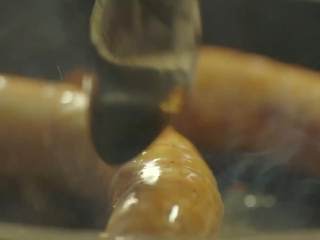 9、最浪漫的情人节特餐 米兰之吻,热锅加入20ml橄榄油，放入1瓣大蒜、5g迷迭香、2根香肠、3g胡椒粉、3g 盐，煎好后放置2分钟