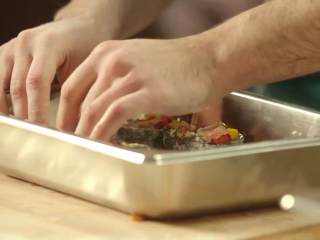 13、最浪漫的情人节特餐 米兰之吻,烤盘中加50ml橄榄油，放入切好的比萨块。在250摄氏度烤箱中烤25分钟