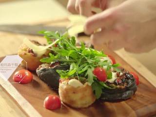 14、最浪漫的情人节特餐 米兰之吻,摆盘，撒上芝麻菜、小番茄、帕马森干酪、橄榄油、黑醋