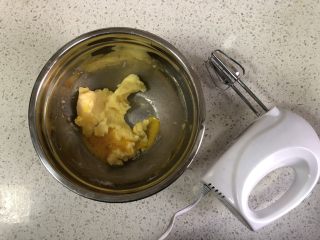 5、蔓越莓曲奇（原味&可可&抹茶）,分两次加入蛋液，用电动打蛋器稍微打发到蛋液和黄油融合即可。