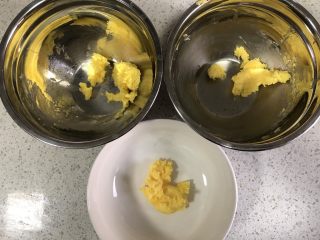 7、蔓越莓曲奇（原味&可可&抹茶）,称量一下黄油的重量，平均分为三份。