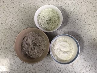 9、蔓越莓曲奇（原味&可可&抹茶）,将有可可粉和抹茶粉的面粉先搅拌均匀一下。