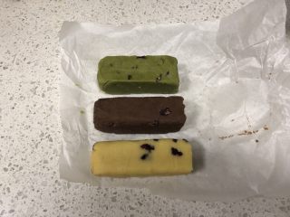 14、蔓越莓曲奇（原味&可可&抹茶）,三份面团都整理好成长方体，放进冰箱冷冻1小时。