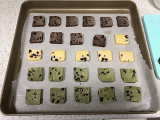 16、蔓越莓曲奇（原味&可可&抹茶）,把曲奇片放入铺了油纸的烤盘中，注意每一片曲奇之间要有间隔，防止烤制的时候面团膨胀粘在一起