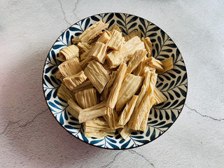 1、腐竹拌芹菜,腐竹清洗干净用温水泡软