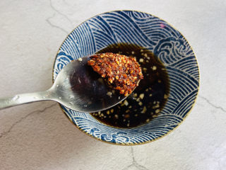 5、腐竹拌芹菜,加入一勺蚝油、辣椒油，两勺生抽，三勺香醋，适量的白糖和鸡精