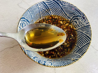 6、腐竹拌芹菜,加入一勺芝麻香油