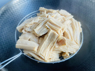 9、腐竹拌芹菜,捞出过凉水，沥干水分备用