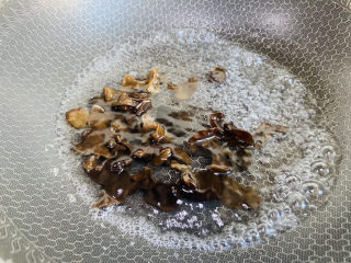 10、腐竹拌芹菜,放入黑木耳焯烫两分钟