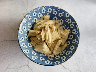 13、腐竹拌芹菜,腐竹放入容器中