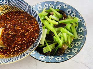 15、腐竹拌芹菜,倒入酱汁搅拌均匀即可