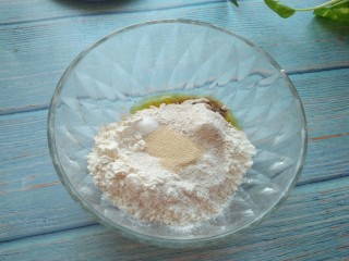 1、金枪鱼火腿披萨,饼底食材放入容器中