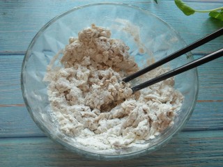 2、金枪鱼火腿披萨,加温水，搅拌成絮状