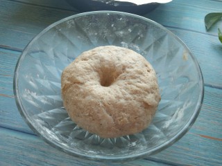 4、金枪鱼火腿披萨,发酵到二倍大，取出