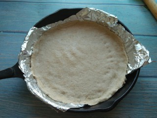 5、金枪鱼火腿披萨,擀成面片，放去模具