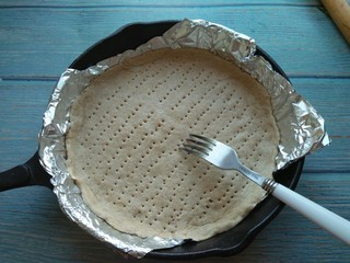 6、金枪鱼火腿披萨,用叉子扎一些小眼