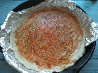 7、金枪鱼火腿披萨,刷一层番茄酱，撒披萨草