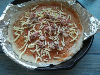 8、金枪鱼火腿披萨,放马苏里拉奶酪，再放金枪鱼