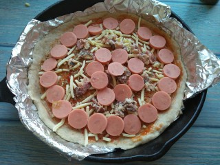 9、金枪鱼火腿披萨,放火腿片