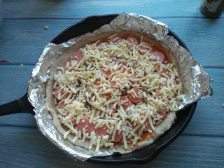 10、金枪鱼火腿披萨,再撒一层马苏里拉和披萨草