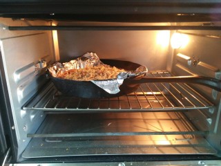 11、金枪鱼火腿披萨,烤箱200度，中层上下火烤20分钟左右