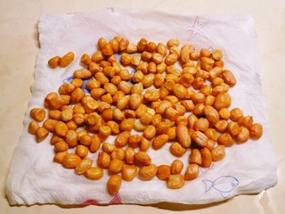 2、菠菜拌花生米,花生米快速清洗一下 放厨房用纸上吸干水分