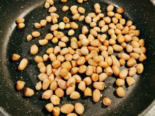 3、菠菜拌花生米,起油锅 油热后放入花生米翻炒