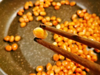 4、菠菜拌花生米,取一粒脱皮后看到变成浅浅的焦黄色就是熟了 关火 继续翻拌 凉凉