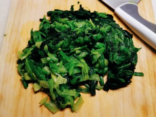 8、菠菜拌花生米,切小段备用