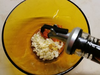 10、菠菜拌花生米,倒入生抽 醋 白糖