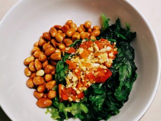 12、菠菜拌花生米,凉凉的花生米 切好的菠菜和料汁都放到一个大碗里 拌匀