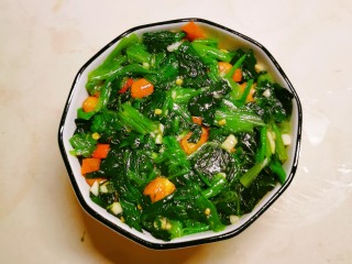 13、菠菜拌花生米,再取一个小碗 将拌好的菜放入小碗里 压实