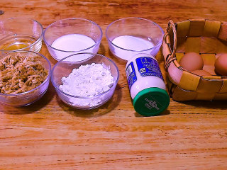 1、肉松盒子蛋糕,玉米油40g 纯牛奶52g 低筋面粉52g 细砂糖60g 柠檬汁或白醋几滴 沙拉酱（根据个人口味添加） 肉松150g 鸡蛋4个